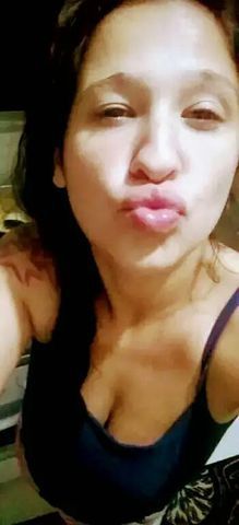 Sou morena de 1,58 de altura 56k corpo magro cabelos cacheados compridos olhos cor de mel 